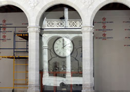 El claustro del palacio de Santa Cruz recupera el reloj de la Universidad 43 años después