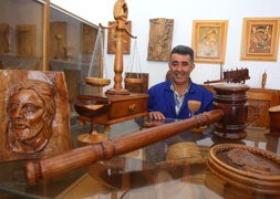 José Pérez en su taller junto a sus obras. / César Sánchez-Ical