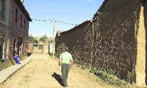 Un hombre camina por una calle de un pueblo. / G. Villamil