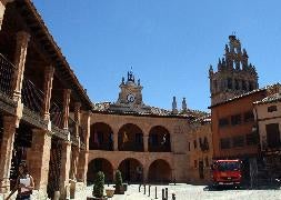Plaza Mayor de Ayllón, con el edificio del Ayuntamiento en el centro. / MÓNICA RICO