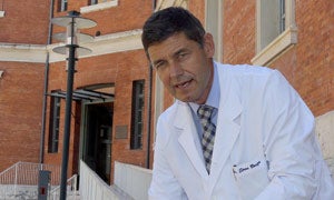 El doctor Eiros Bouza, en el HospitalViejo de Valladolid. / HENAR SASTRE