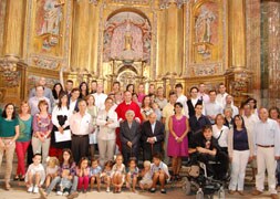 Luisa Conde, en el centro, en la iglesia de Cigales. / J. F.