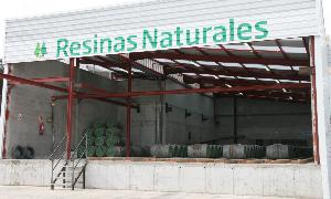 Exterior de las instalaciones que Resinas Naturales tiene en Cuéllar/MÓNICA RICO