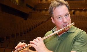 Emmanuel Pahud con su flauta de oro. :: H. SASTRE