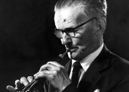 Agapito Marazuela tocando la dulzaina. / José María Heredero-Ical