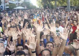La multitud en la línea de salida de la II Marcha Valladolid contra el cáncer / R. Gómez