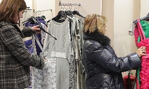 Dos mujeres miran vestidos en un comercio. / A. QUINTERO