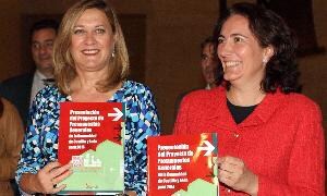 Pilar del Olmo, junto a la presidenta de las Cortes, el 14 de octubre, en el momento de registrar el presupuesto en el parlamento autonómico. / Ical