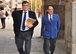 Crescencio Martin Pascual (a la derecha) acompañado de su abogado entra en los juzgados de Medina del Campo. / Fran Jiménez.