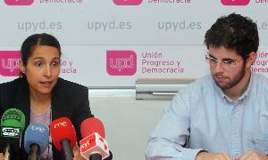 Luciana Miguel y Jorge Hernández analizan las dudas de UPyD sobre la gestión de la Muces, este martes, en la sede del partido. / A. de Torre