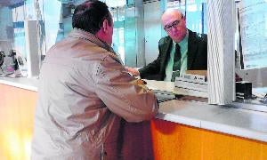 Venta de billetes en la taquilla de la estación Campo Grande. J. M.