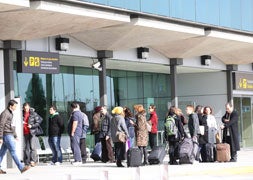 Pasajeros en el aeropuerto de Villanubla./ G. Villamil