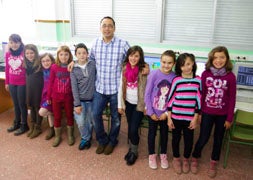 El grupo de alumnos y el tutor que participarán en el III Encuentro de Buenas Prácticas TIC. / P. G