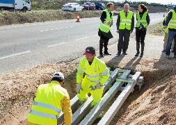 El presidente de la Diputación, Jesus Julio Carnero, supervisa las obras a dos kilómetros de Cigales. / El Norte