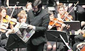 Concha Velasco sopla las velas con la Joven Orquesta Sinfónica de Valladolid