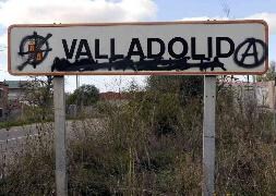 Las pintadas antifascistas sobre la señal de Valladolid, escritas para borrar otras de extrema derecha, saludan a los conductores que acceden a la capital por la carretera de Renedo. / R. Otazo