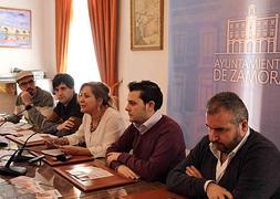 De izquierda a derecha, el mago Paco González; el director de cine David Furones; la alcaldesa de Zamora, Rosa Valdeón; el concejal de Juventud y Cultura, Víctor López; y el barítono Luis Santana; en la presentación de programa cultural 'Otoño 2013'. ICAL