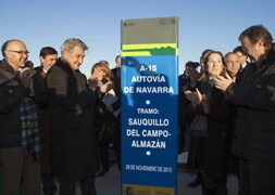 Ana Pastor inaugura el nuevo tramo de la A-15, acompañada Jesús Posada, Antonio Silván y Ramiro Ruiz Medrano. / C. Ortega-Ical
