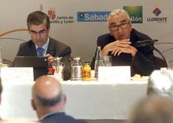 Marcos Peña, presidente del CES, acompañado en la mesa del subdirector de El Norte, José Ignacio Foces (izquierda). / Ramón Gómez