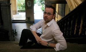 Antonio Praena posa en el Colegio Mayor San Francisco, en Granada./ Lucía Rivas
