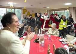 Cuatrocientos moteros festejan la Navidad con los mayores de la residencia Teresa de Jornet de la capital. RICARDO ORDOÑEZ / ICAL