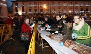 Reparto de roscón de reyes en la Plaza Mayor. / Antonio Quintero