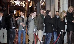 Varios jóvenes hacen cola para entrar a un cotillón en un local de la capital salmantina. / Ical