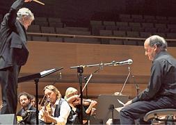 Joan Albert Amargós dirige a la OSCyL entre las guitarras de Vicente Amigo y su gente y la mirada expectante de Gustavo Martín Garzo. / FREN JIMÉNEZ