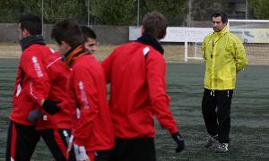 María Hernández sigue un entrenamiento del Salmantino. / ALMEIDA