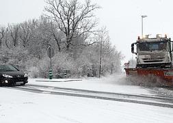 Una quitanieves trabaja en Segovia./ A. de Torre