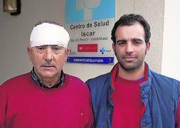 Las víctimas de la agresión, Román Martín y su hijo Antonio, a las puertas del centro de salud de Íscar. / C. Catalina