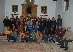Vecinos congregados en honor a Santa Brígida, en Fuentepiñel. / J. C. L.