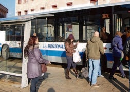 Varios viajeros acceden el autobús que les ha de trasladar a Valladolid.