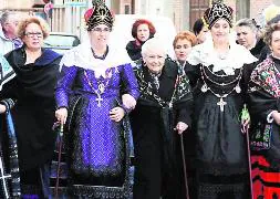 Isabel Rodao camina del brazo de las otras mayordomas, Teresa Tejedor y Ana Mayo./ F. de la Calle