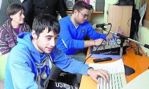 Profesores y alumnos, en Radio Galileo. / V. V.