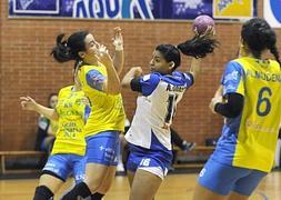 La central del equipo vallisoletano intenta el lanzamiento / R. Otazo