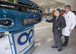 El consejero de Economía  de la Junta, Tomás Villanueva (i), acompañado por el director de la planta de Plastic Omnium de Arévalo, Alejandro Martín, durante la visita a las instalaciones. / R. Sanchidrián-Efe