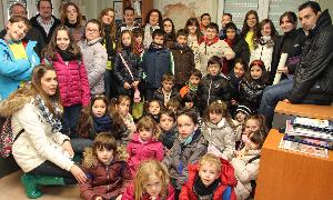 Grupo de alumnos y profesores, durante la visita a la redacción de El Norte de Segovia. / Antonio Tanarro