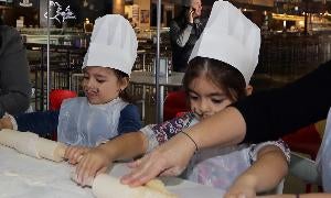 Las pequeñas Alba Pérez y Eylo Hernández, ambas de 4 años. /Henar Sastre