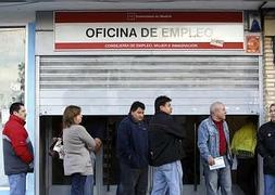 Colas en una oficina de empleo de Madrid./ Andrea Comas-Reuters