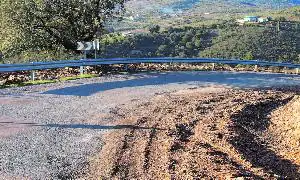 Una de las curvas de la carretera que une los municipios de Valdelageve con Sotoserrano, titularidad de la Diputación.  / E. Gómez