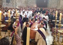 Llegada del féretro al altar de la Catedral / R. Gómez