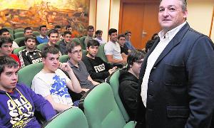 Juan Carlos Delgado, 'El Pera' junto a los jóvenes en el Colegio Mayor Tomás Luis de Victoria. / Almeida