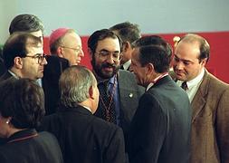 Desde la izquierda, Juan Vicente Herrera, monseñor Delicado Baeza, Manuel Estella (de espaldas), Jesús Quijano y Adolfo Suárez.