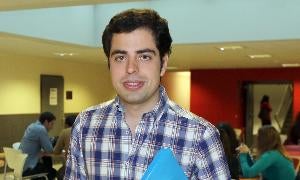 Eduardo Carazo, en uno de los vestíbulos de la Facultad de Derecho. / H. Sastre