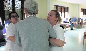 Profesionales altamente especializados de AFA Salamanca acompañando a un residente del centro Boni Mediero. / Almeida