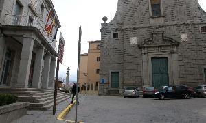 Vista de la nueva plaza de Adolfo Suárez, con la Subdelegación del Gobierno a la izquierda. / Rosa Blanco