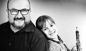 Juanma Urbán, con su alumna Aitana, la pequeña de la casa. / NACHO CARRETERO