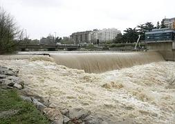 Crecida del río Bernesga a su paso por León el pasado lunes./ Ical