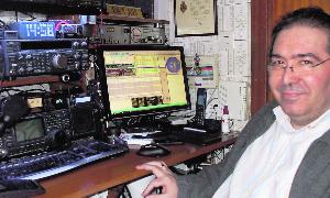 Javier Bermejo usando su equipo de radioaficionado para comunicarse con el mundo a través de las ondas. / Jorge Holguera